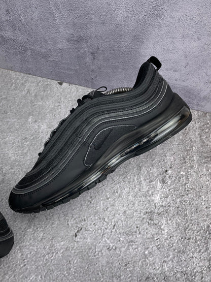 Nike Air Max 97 Triple Black AM97 Triple Black - buty sportowe, wewnętrzny panel prawego buta