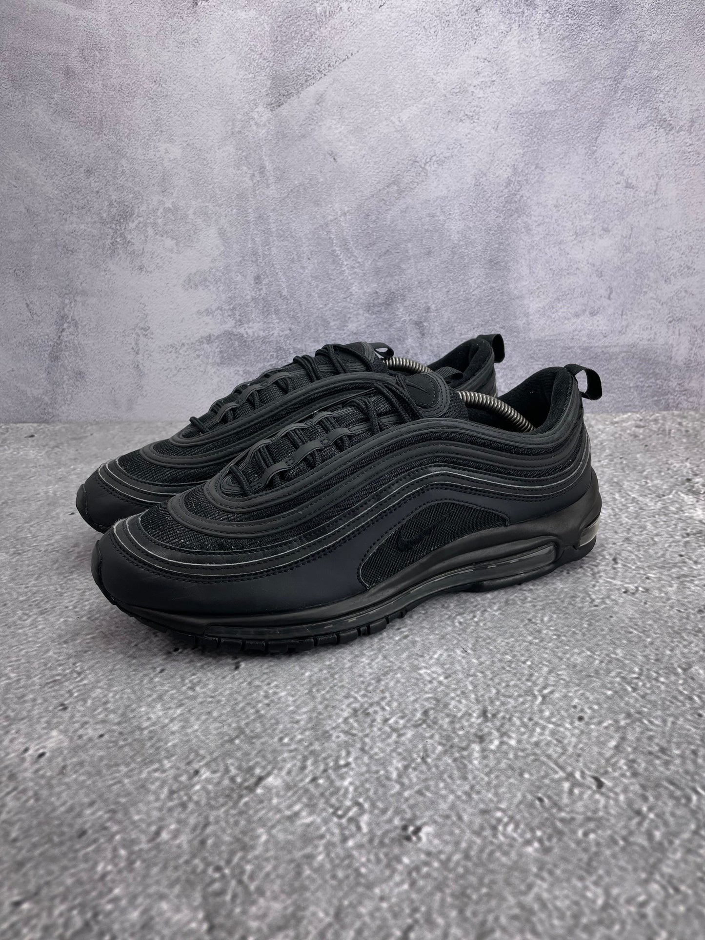 Nike Air Max 97 Triple Black AM97 Triple Black - buty sportowe, widok z boku na tle studyjnym