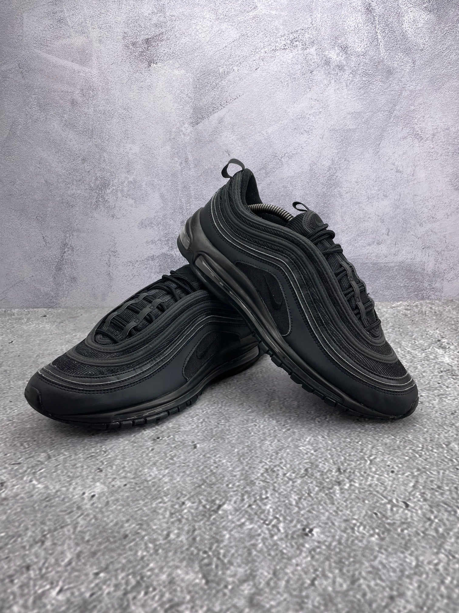 Nike Air Max 97 Triple Black AM97 Triple Black - buty sportowe, para butów, widok z boku na tle studyjnym