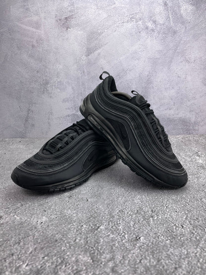 Nike Air Max 97 Triple Black AM97 Triple Black - buty sportowe, para butów, widok z boku na tle studyjnym