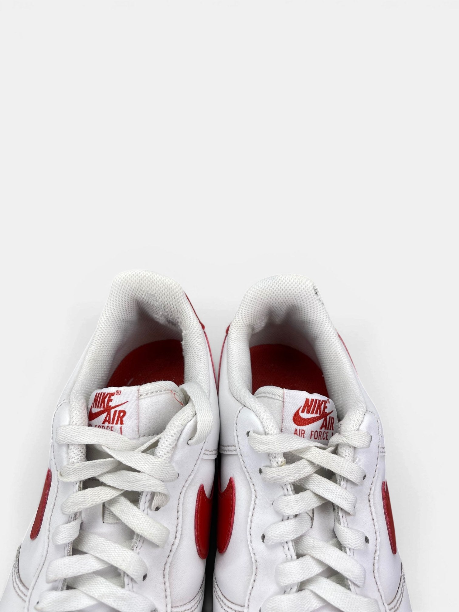 Nike Air Force 1 Low White/Dragon Red — buty sportowe męskie w bardzo dobrym stanie rozmiar 46, zapiętki butów