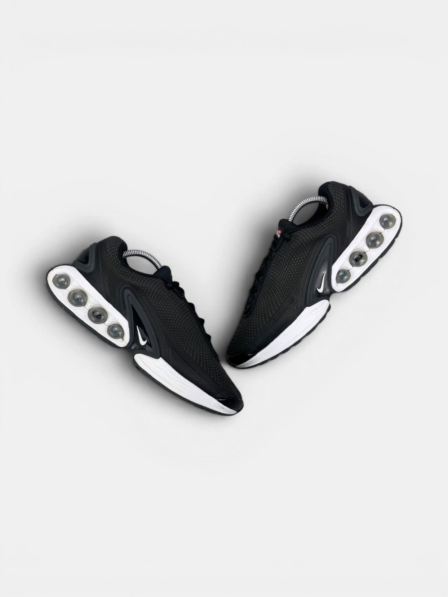 Nike Air Max Dn Dark Grey — buty sportowe męskie w bardzo dobrym stanie rozmiar 42.5, widok z góry na zewnętrzną stronę butów