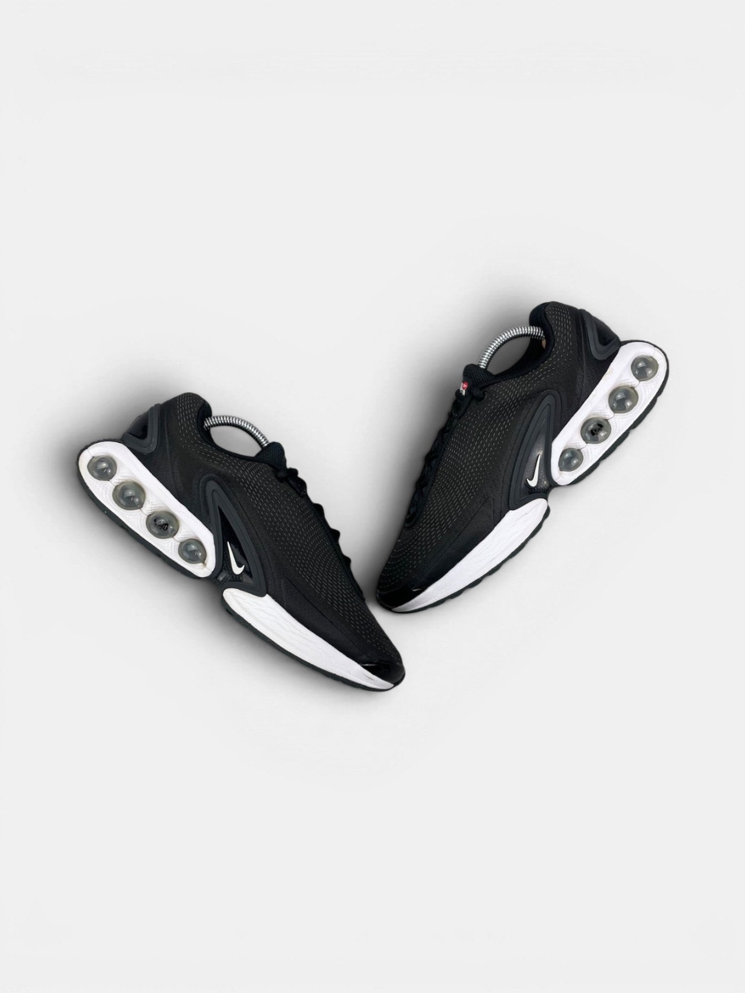 Nike Air Max Dn Dark Grey — buty sportowe męskie w bardzo dobrym stanie rozmiar 42.5, widok z góry na zewnętrzną stronę butów