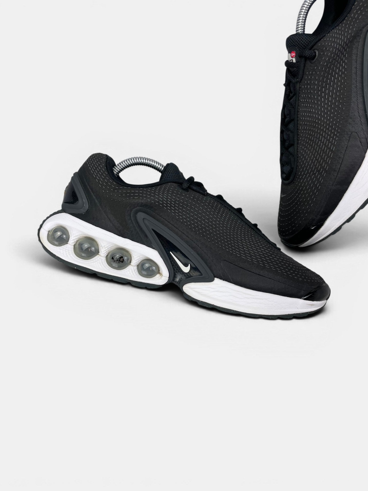 Nike Air Max Dn Dark Grey — buty sportowe męskie w bardzo dobrym stanie rozmiar 42.5, zewnętrzny panel lewego buta