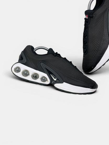 Nike Air Max Dn Dark Grey — buty sportowe męskie w bardzo dobrym stanie rozmiar 42.5, zewnętrzny panel lewego buta
