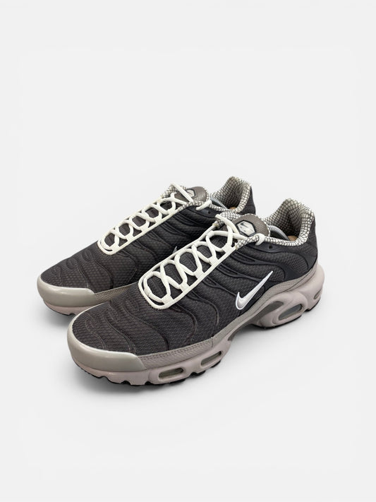 Nike Air Max Plus IB7679-200 - buty sportowe, widok z boku