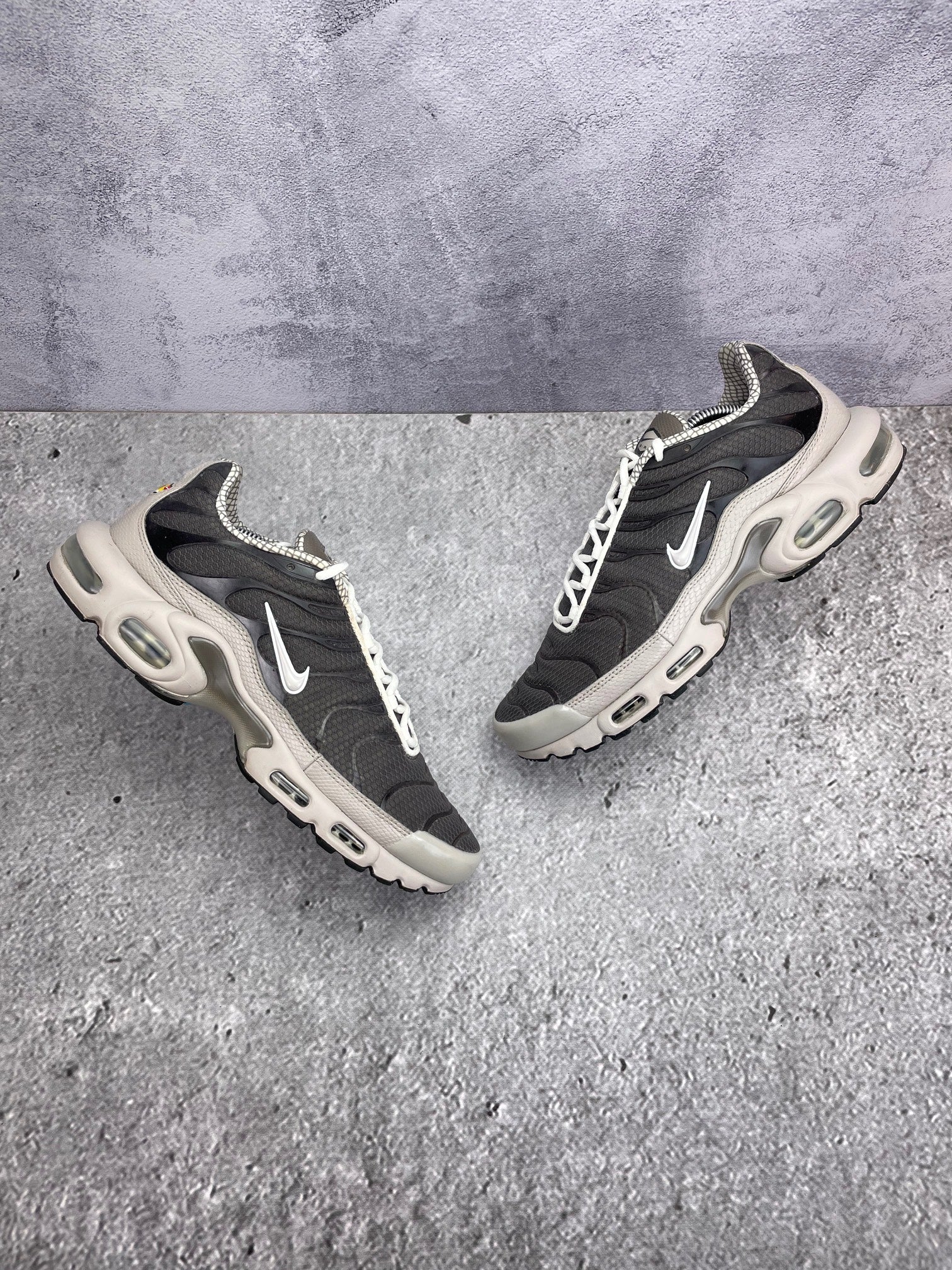 Nike Air Max Plus — buty sportowe męskie w bardzo dobrym stanie rozmiar 44, widok z góry na zewnętrzną stronę butów