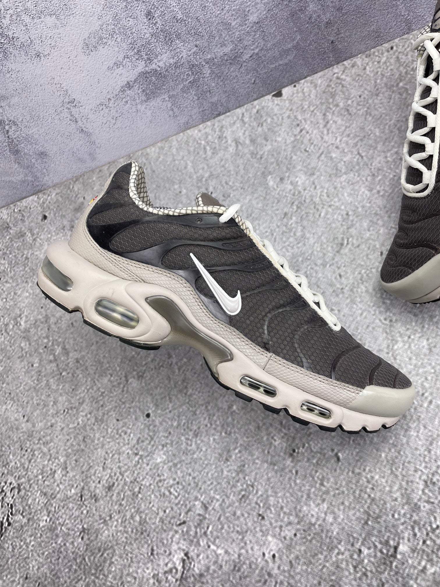 Nike Air Max Plus — buty sportowe męskie w bardzo dobrym stanie rozmiar 44, zewnętrzny panel lewego buta