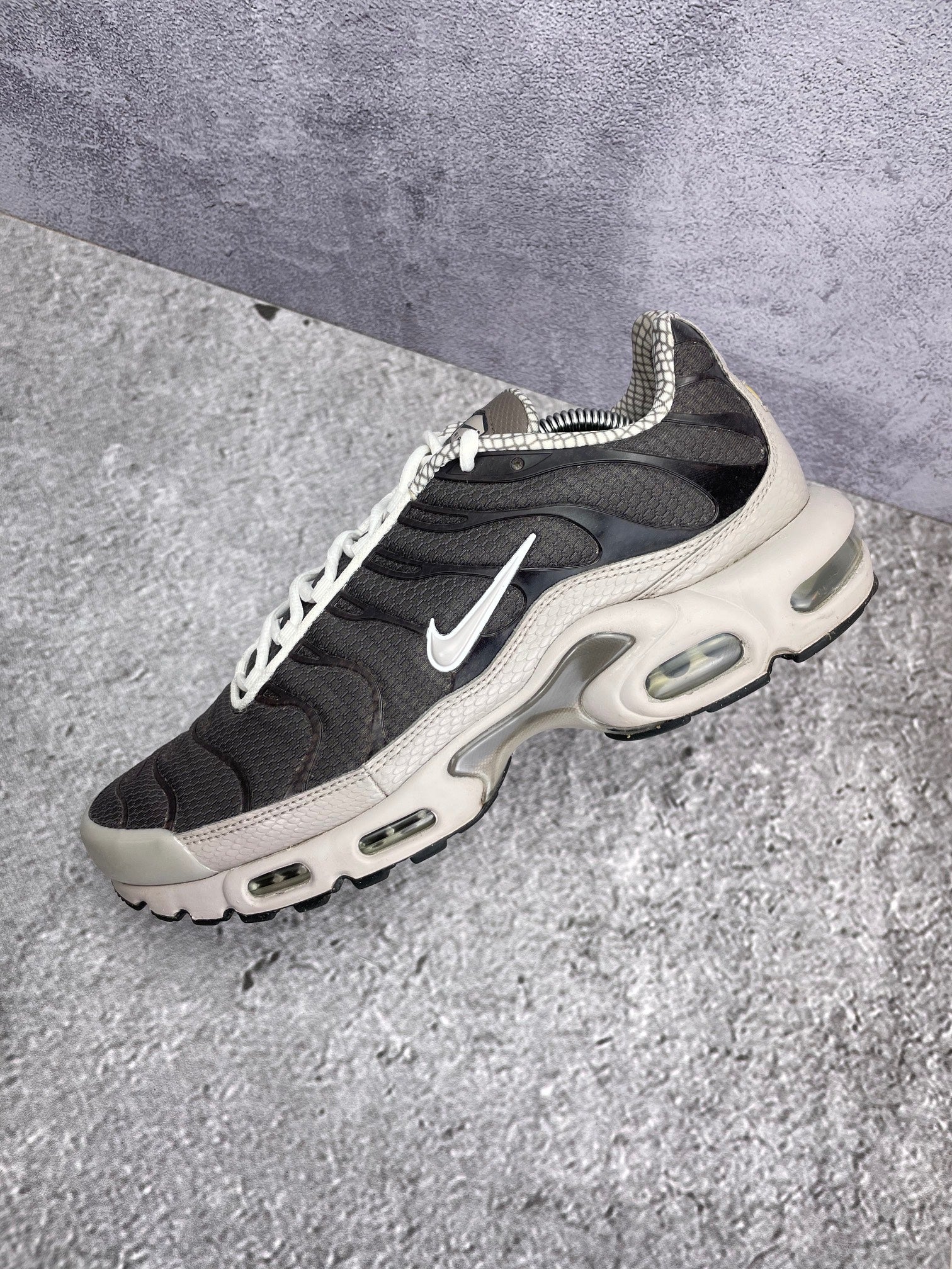 Nike Air Max Plus — buty sportowe męskie w bardzo dobrym stanie rozmiar 44, widok z góry na wewnętrzną stronę butów