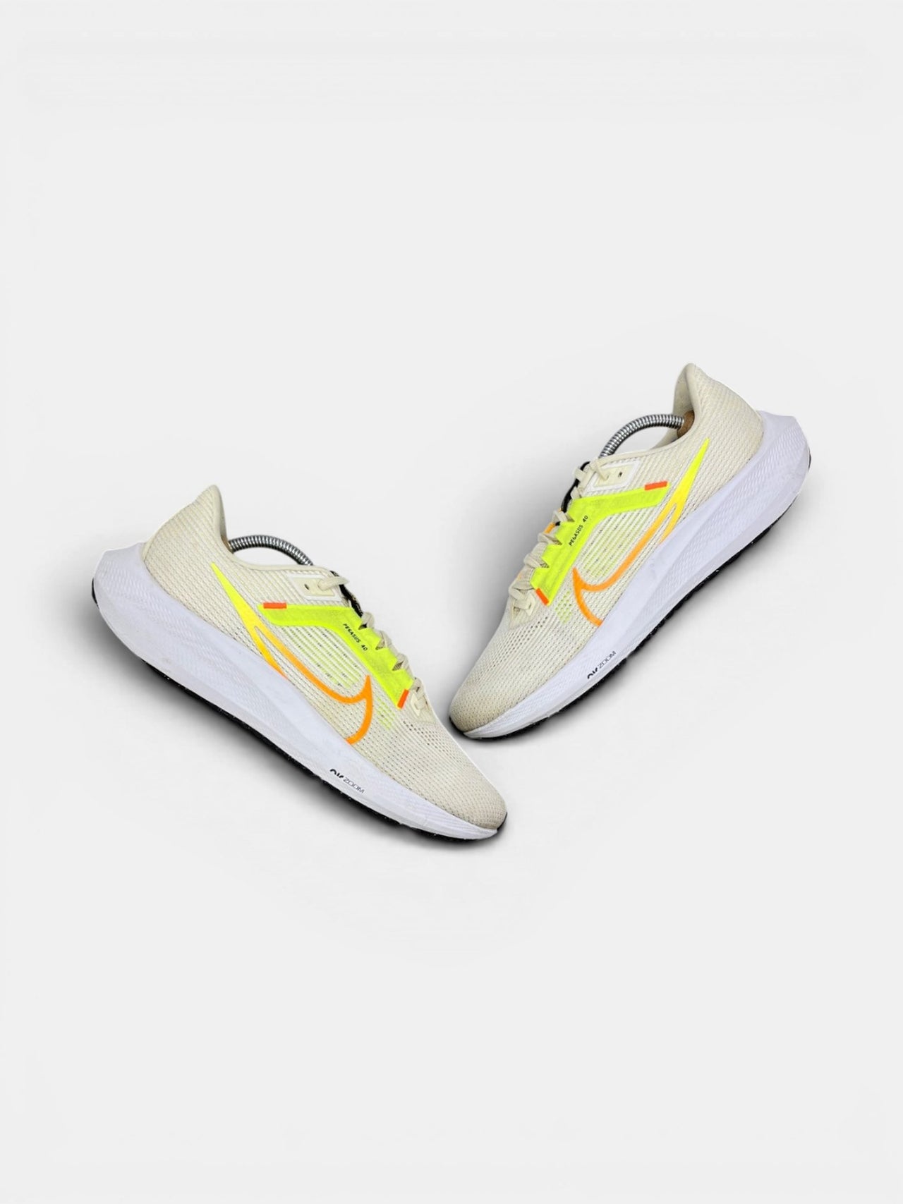 Nike Air Zoom Pegasus 40 Coconut Milk Lime — buty sportowe męskie w bardzo dobrym stanie rozmiar 44, widok z góry na zewnętrzną stronę butów