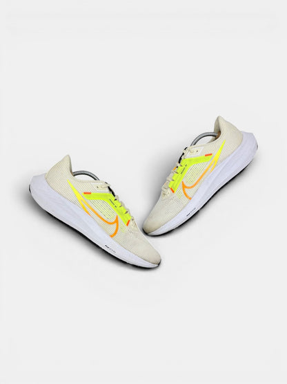 Nike Air Zoom Pegasus 40 Coconut Milk Lime — buty sportowe męskie w bardzo dobrym stanie rozmiar 44, widok z góry na zewnętrzną stronę butów