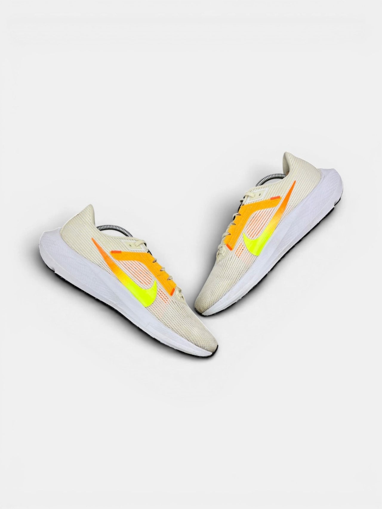 Nike Air Zoom Pegasus 40 Coconut Milk Lime — buty sportowe męskie w bardzo dobrym stanie rozmiar 44, zewnętrzny panel prawego buta