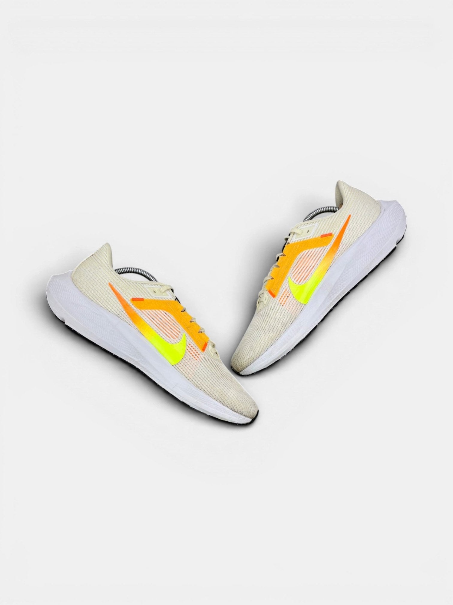 Nike Air Zoom Pegasus 40 Coconut Milk Lime — buty sportowe męskie w bardzo dobrym stanie rozmiar 44, zewnętrzny panel prawego buta