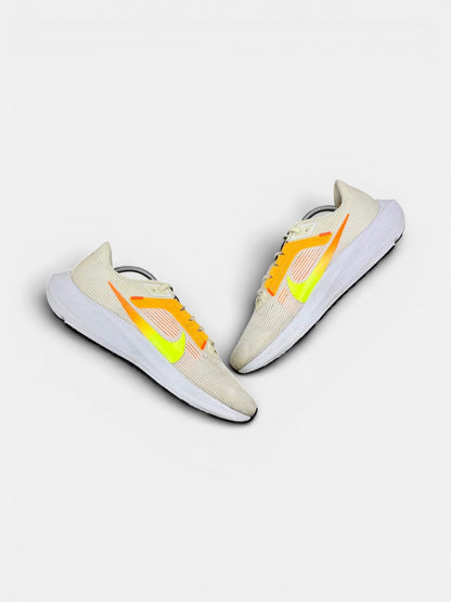 Nike Air Zoom Pegasus 40 Coconut Milk Lime — buty sportowe męskie w bardzo dobrym stanie rozmiar 44, zewnętrzny panel prawego buta