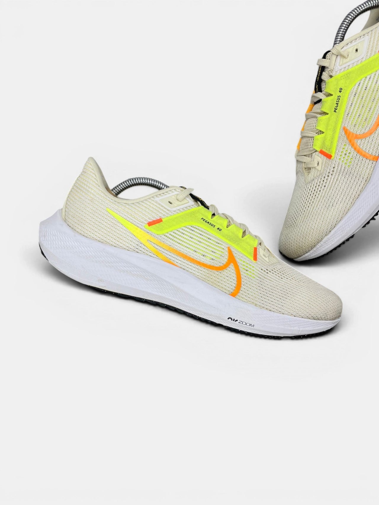 Nike Air Zoom Pegasus 40 Coconut Milk Lime — buty sportowe męskie w bardzo dobrym stanie rozmiar 44, zewnętrzny panel lewego buta