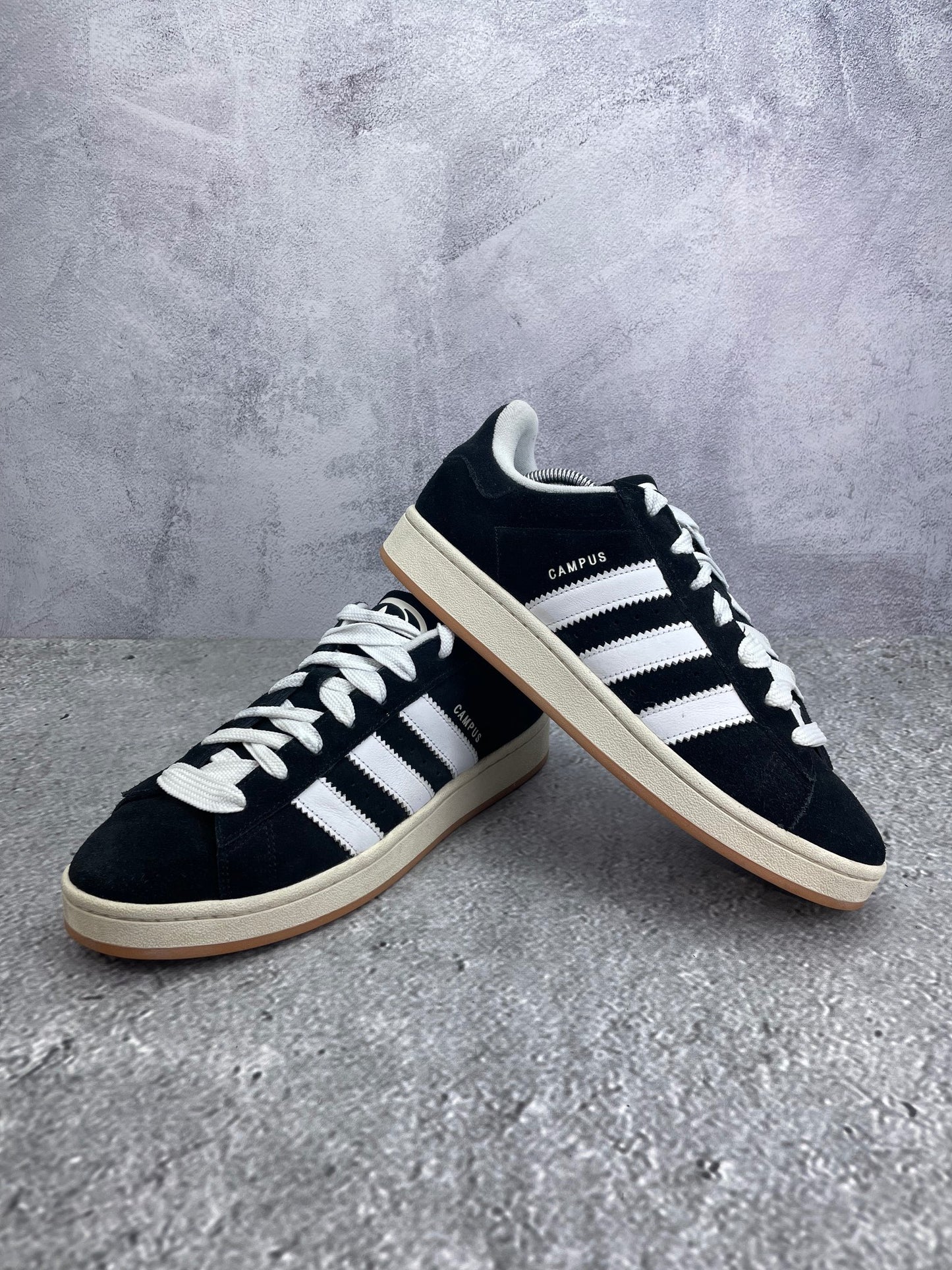 adidas Campus 00s HQ8708 - buty sportowe, para butów, widok z boku na tle studyjnym