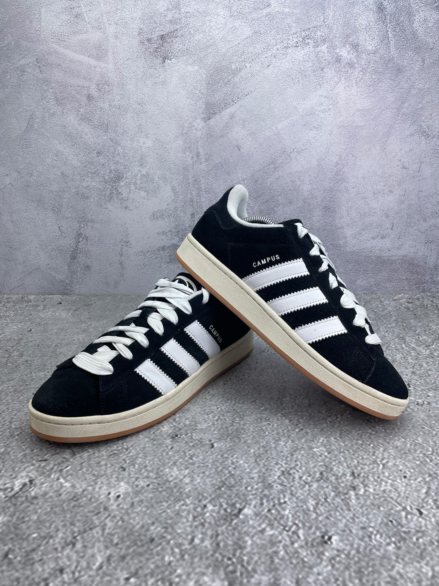 adidas Campus 00s HQ8708 - buty sportowe, para butów, widok z boku na tle studyjnym