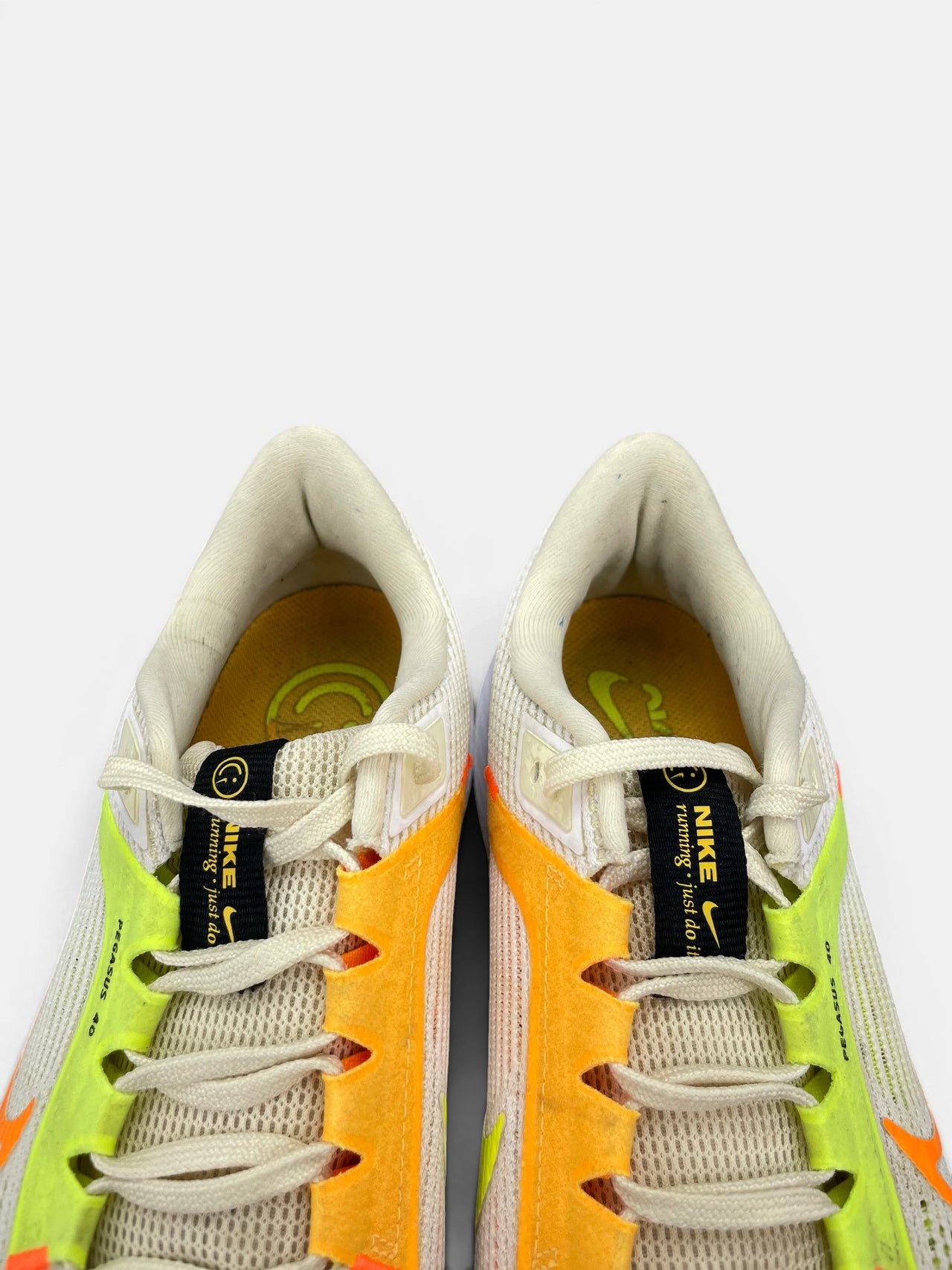 Nike Air Zoom Pegasus 40 Coconut Milk Lime — buty sportowe męskie w bardzo dobrym stanie rozmiar 44, zapiętki butów