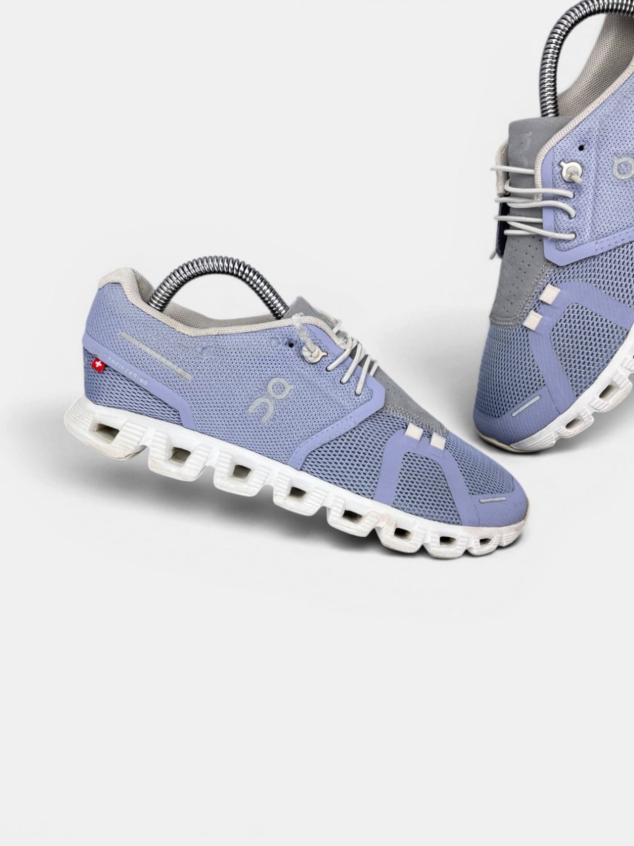 On Cloud 5 — buty sportowe damskie w bardzo dobrym stanie rozmiar 37.5, zewnętrzny panel lewego buta