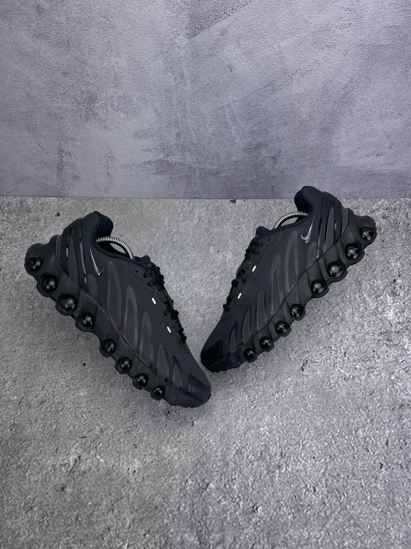 Nike Air Max Dn8 — buty sportowe męskie w bardzo dobrym stanie rozmiar 43, widok z góry na zewnętrzną stronę butów