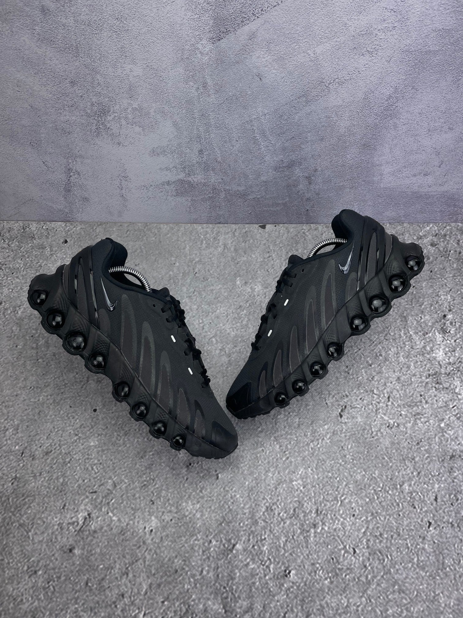 Nike Air Max Dn8 — buty sportowe męskie w bardzo dobrym stanie rozmiar 43, widok z góry na zewnętrzną stronę butów
