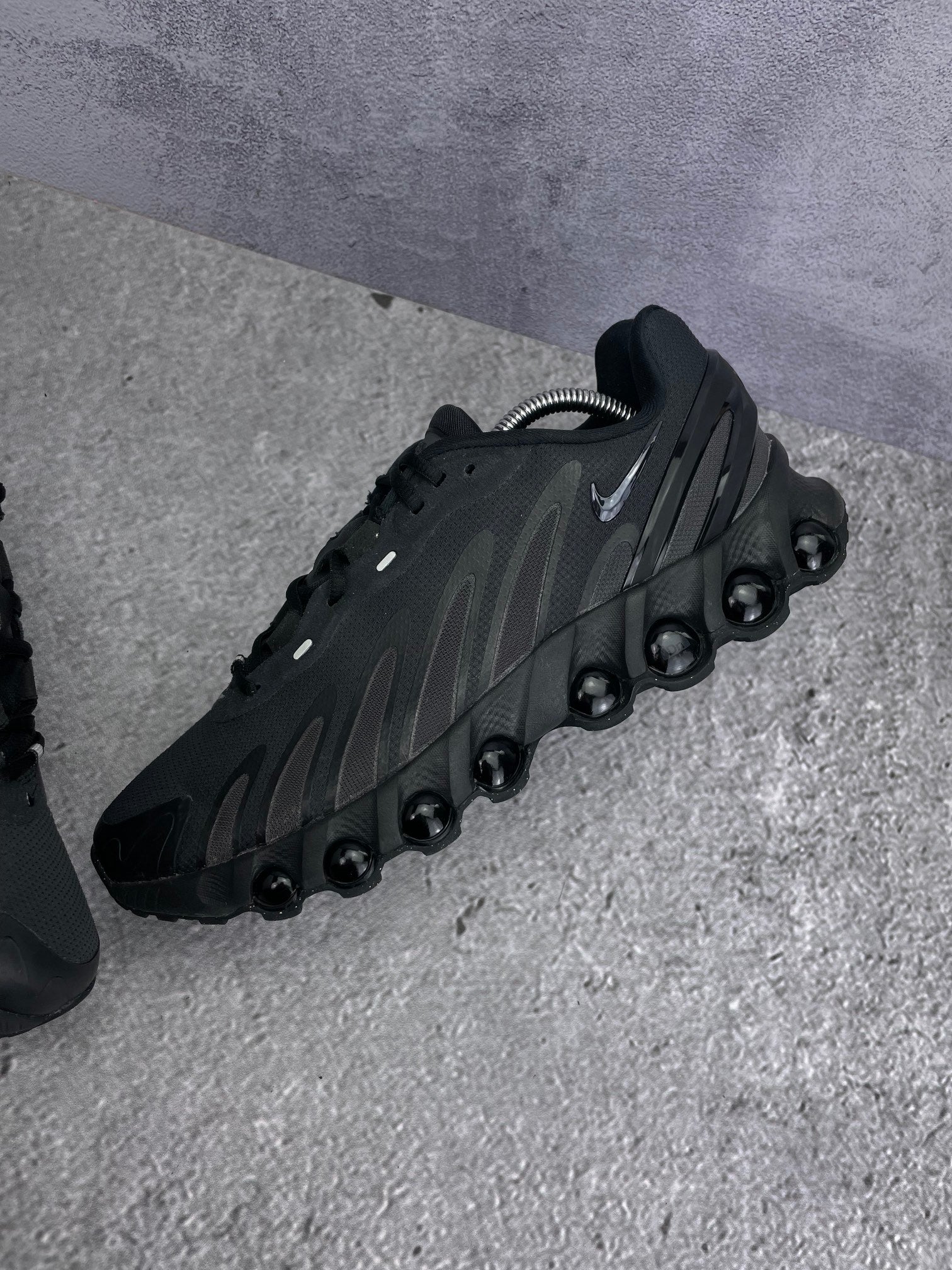 Nike Air Max Dn8 — buty sportowe męskie w bardzo dobrym stanie rozmiar 43, widok z góry na wewnętrzną stronę butów