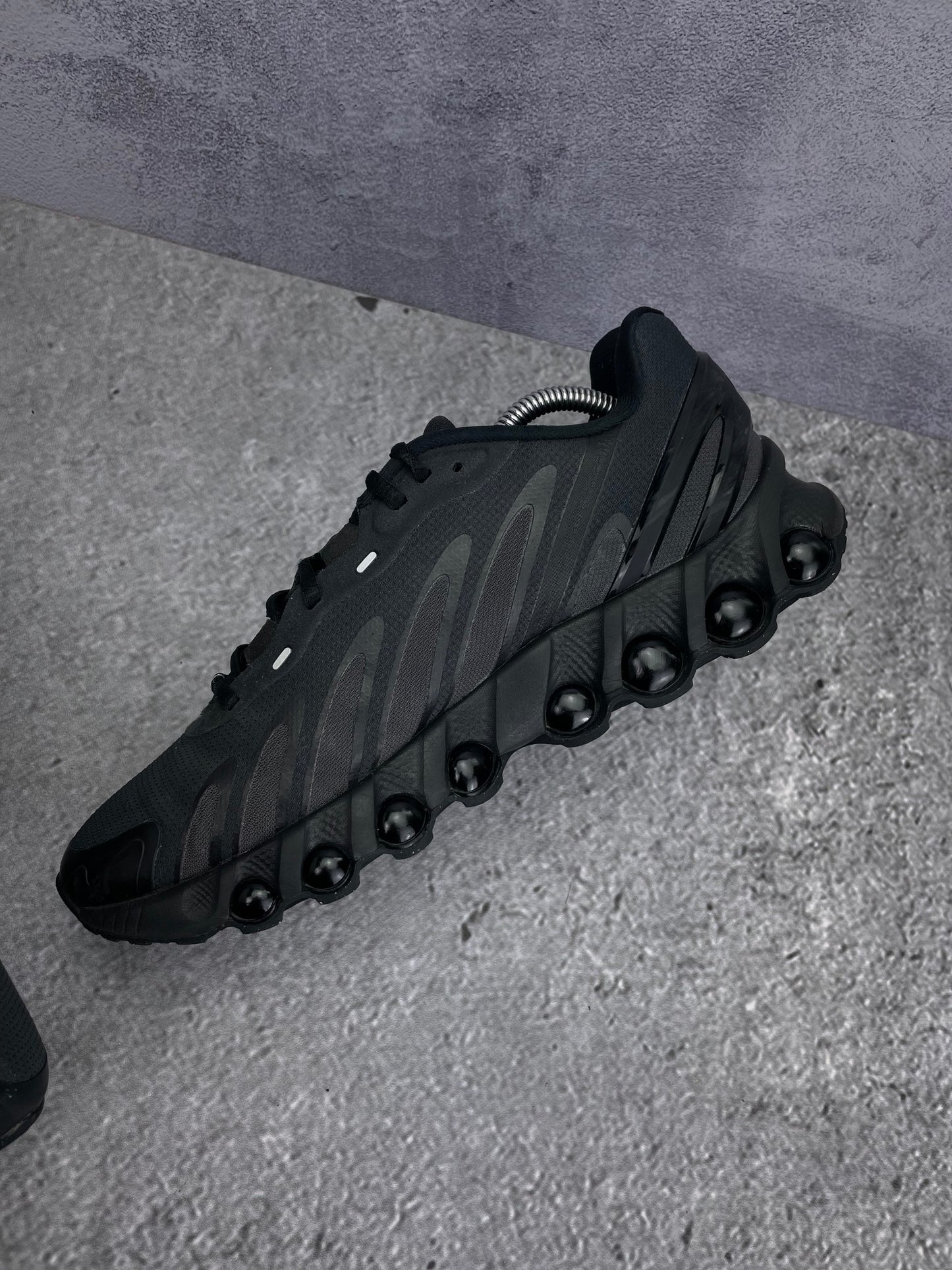 Nike Air Max Dn8 — buty sportowe męskie w bardzo dobrym stanie rozmiar 43, wewnętrzny panel prawego buta