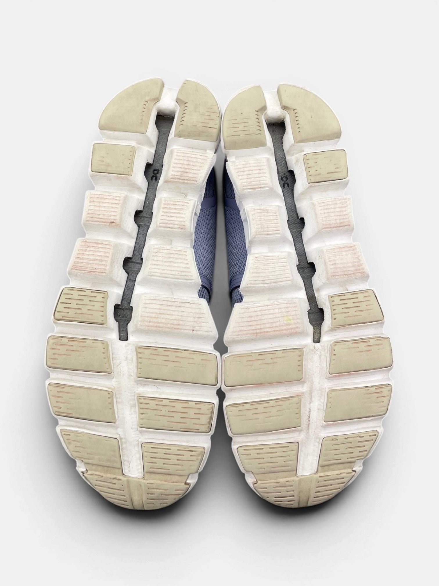 On Cloud 5 — buty sportowe damskie w bardzo dobrym stanie rozmiar 37.5, podeszwa