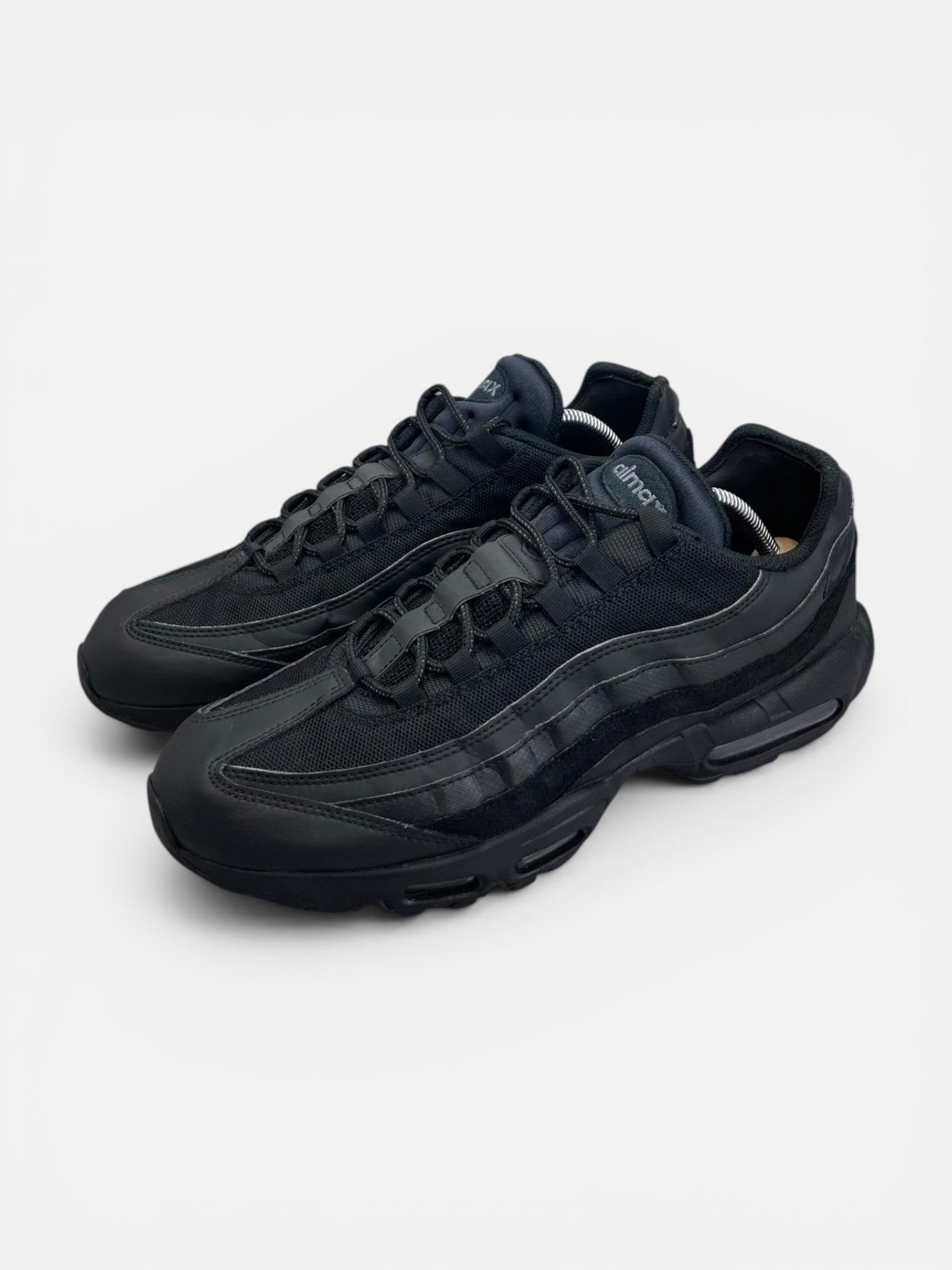 Nike Air Max 95 Essential Triple Black — buty sportowe męskie w bardzo dobrym stanie rozmiar 46, widok z boku