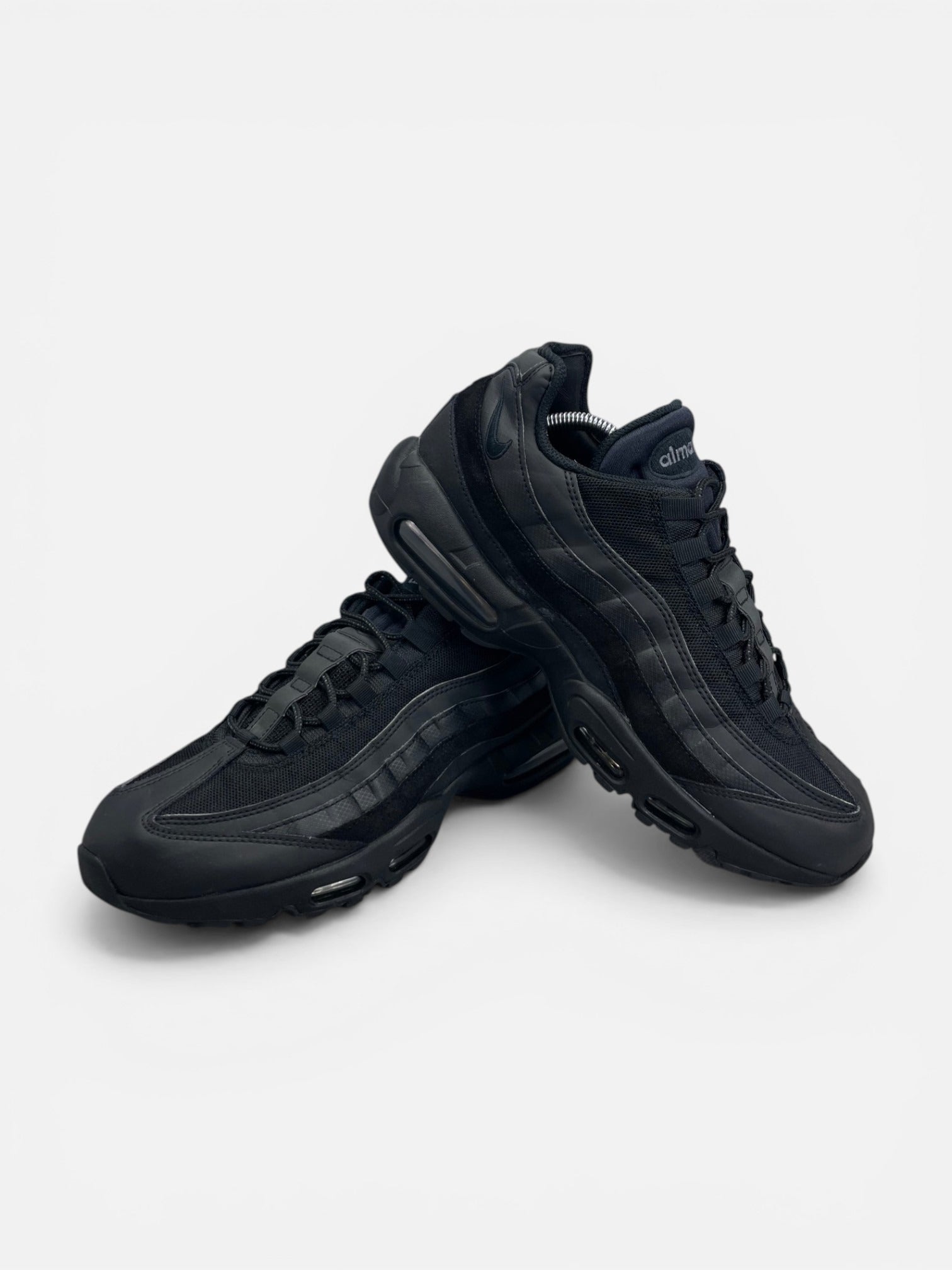Nike Air Max 95 Essential Triple Black — buty sportowe męskie w bardzo dobrym stanie rozmiar 46, boczny profil
