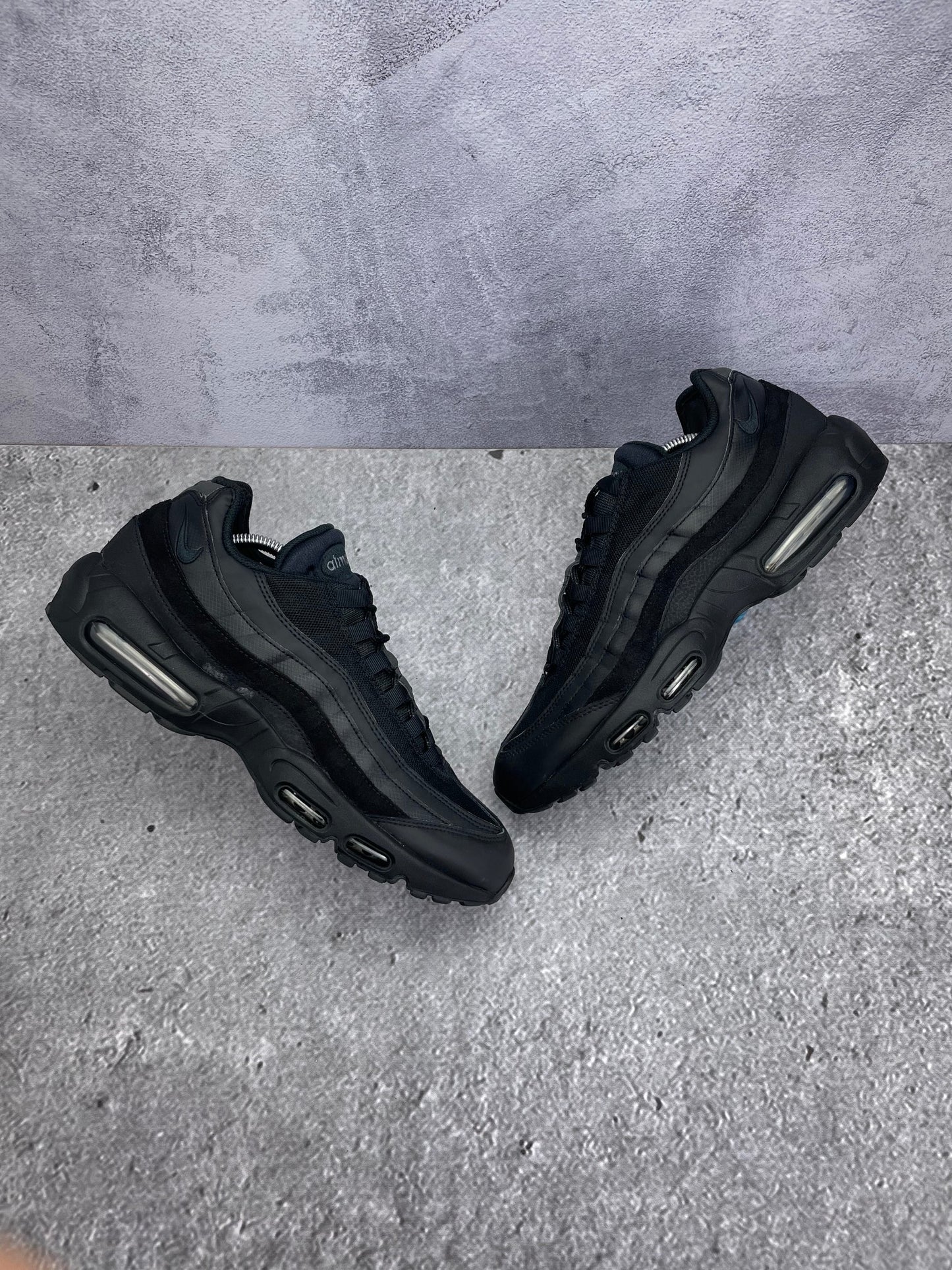 Nike Air Max 95 Essential Triple Black — buty sportowe męskie w bardzo dobrym stanie rozmiar 46, widok z góry na zewnętrzną stronę butów