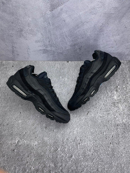 Nike Air Max 95 Essential Triple Black — buty sportowe męskie w bardzo dobrym stanie rozmiar 46, widok z góry na zewnętrzną stronę butów