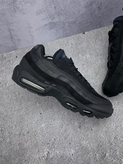 Nike Air Max 95 Essential Triple Black — buty sportowe męskie w bardzo dobrym stanie rozmiar 46, zewnętrzny panel lewego buta