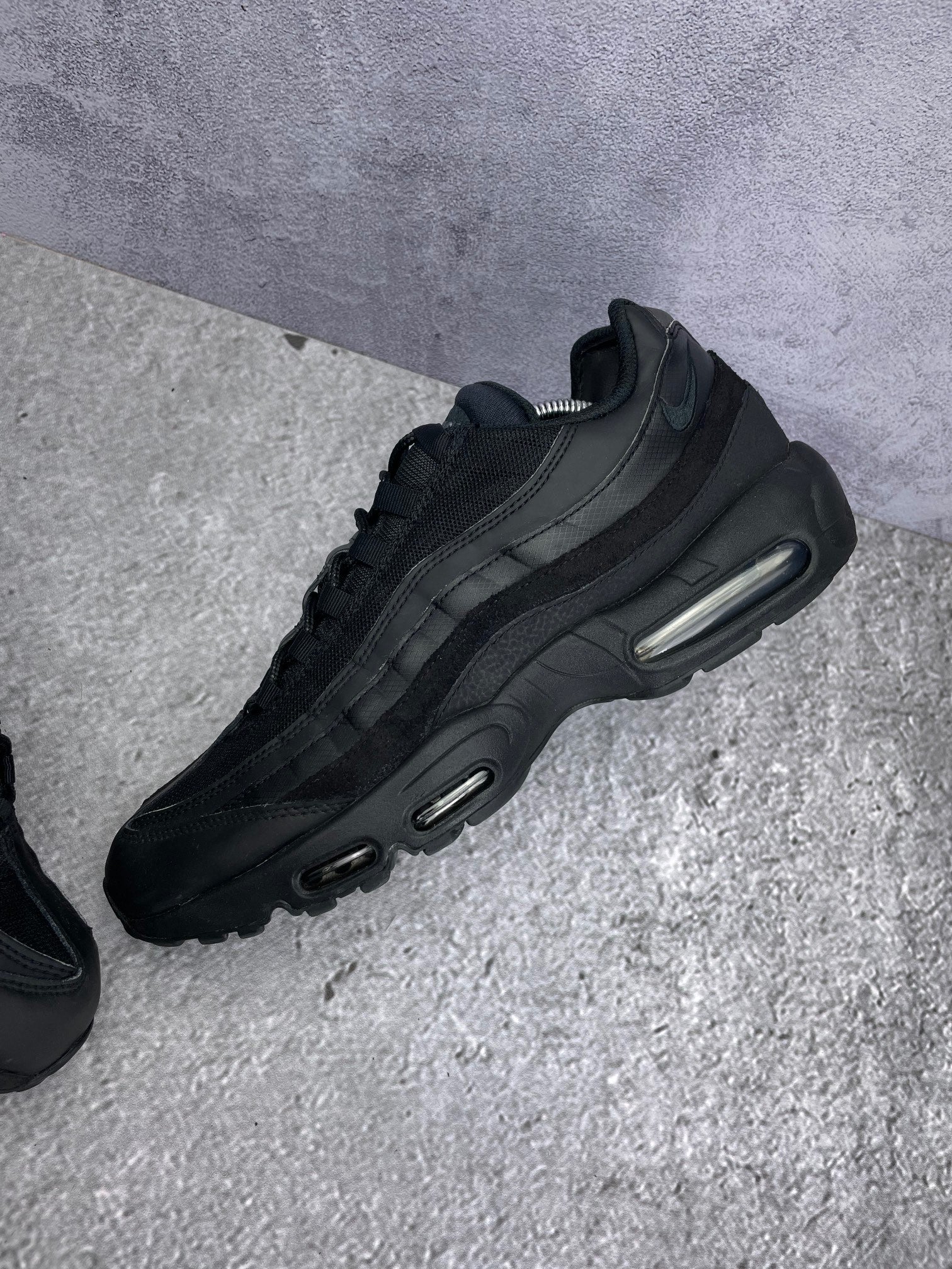 Nike Air Max 95 Essential Triple Black — buty sportowe męskie w bardzo dobrym stanie rozmiar 46, widok z góry na wewnętrzną stronę butów