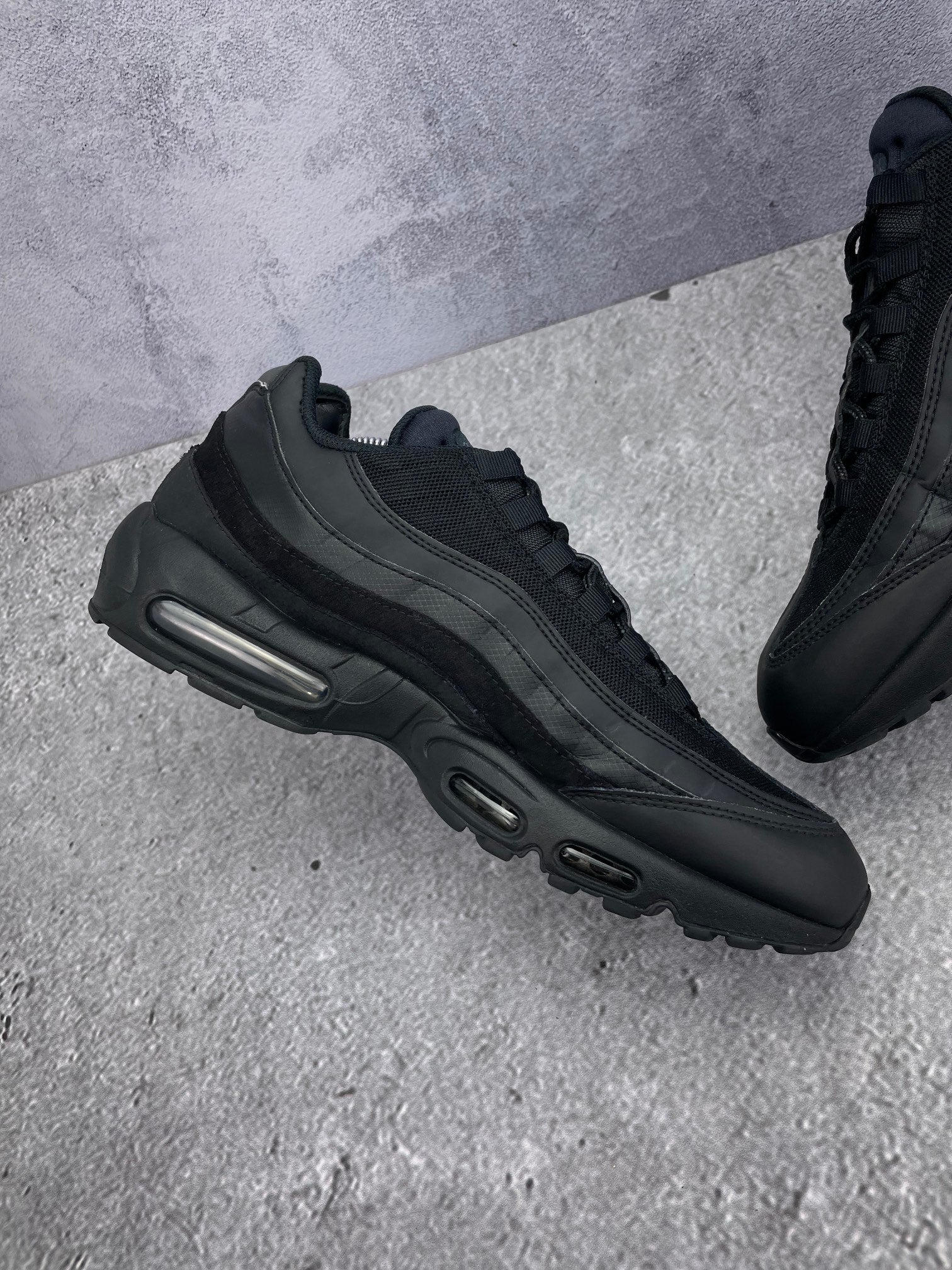 Nike Air Max 95 Essential Triple Black — buty sportowe męskie w bardzo dobrym stanie rozmiar 46, wewnętrzny panel lewego buta