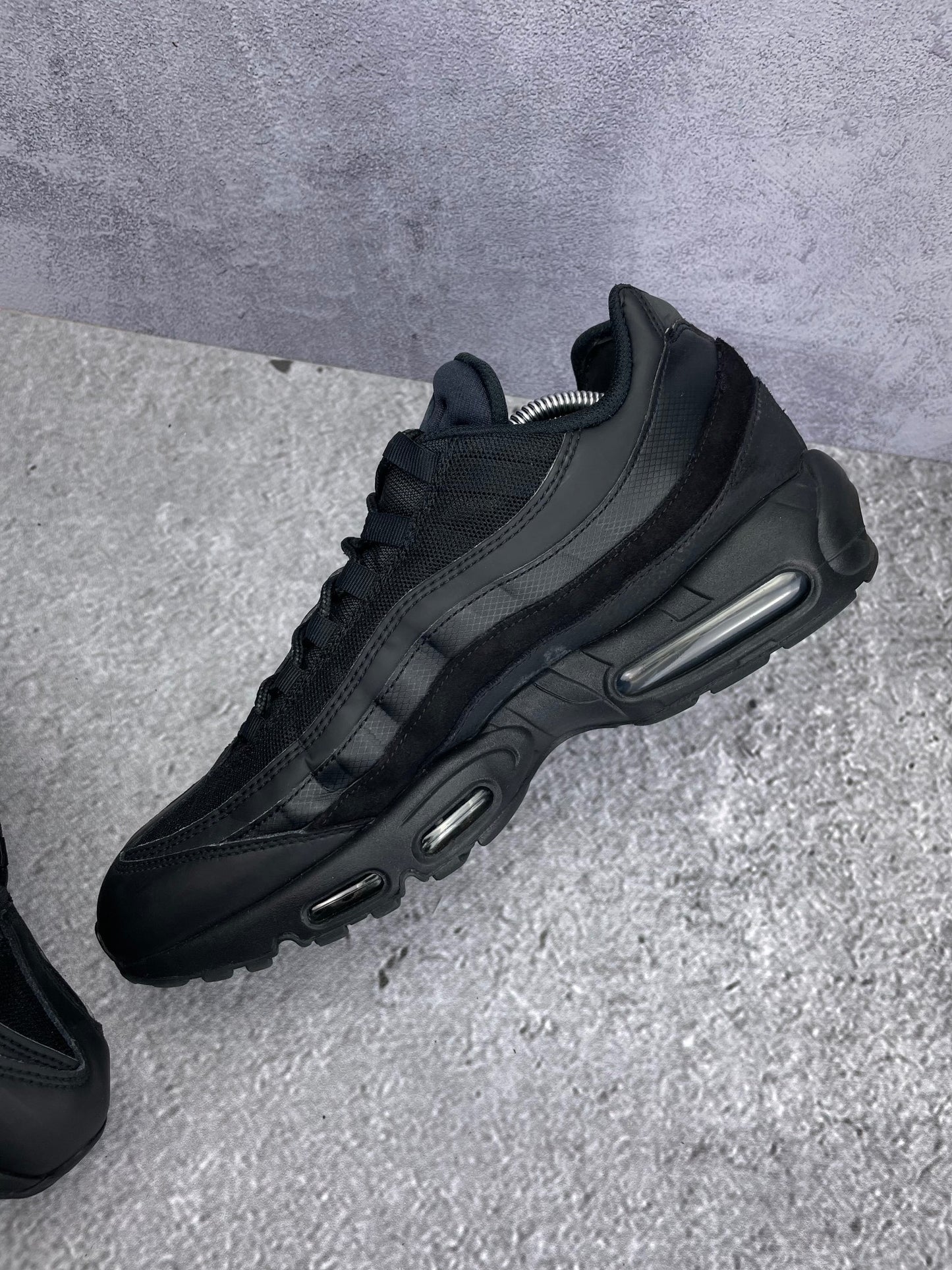 Nike Air Max 95 Essential Triple Black — buty sportowe męskie w bardzo dobrym stanie rozmiar 46, wewnętrzny panel prawego buta