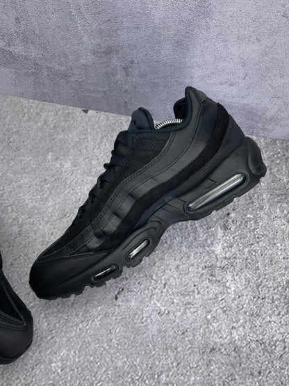 Nike Air Max 95 Essential Triple Black — buty sportowe męskie w bardzo dobrym stanie rozmiar 46, wewnętrzny panel prawego buta