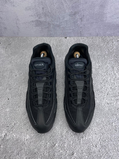 Nike Air Max 95 Essential Triple Black — buty sportowe męskie w bardzo dobrym stanie rozmiar 46, widok z góry