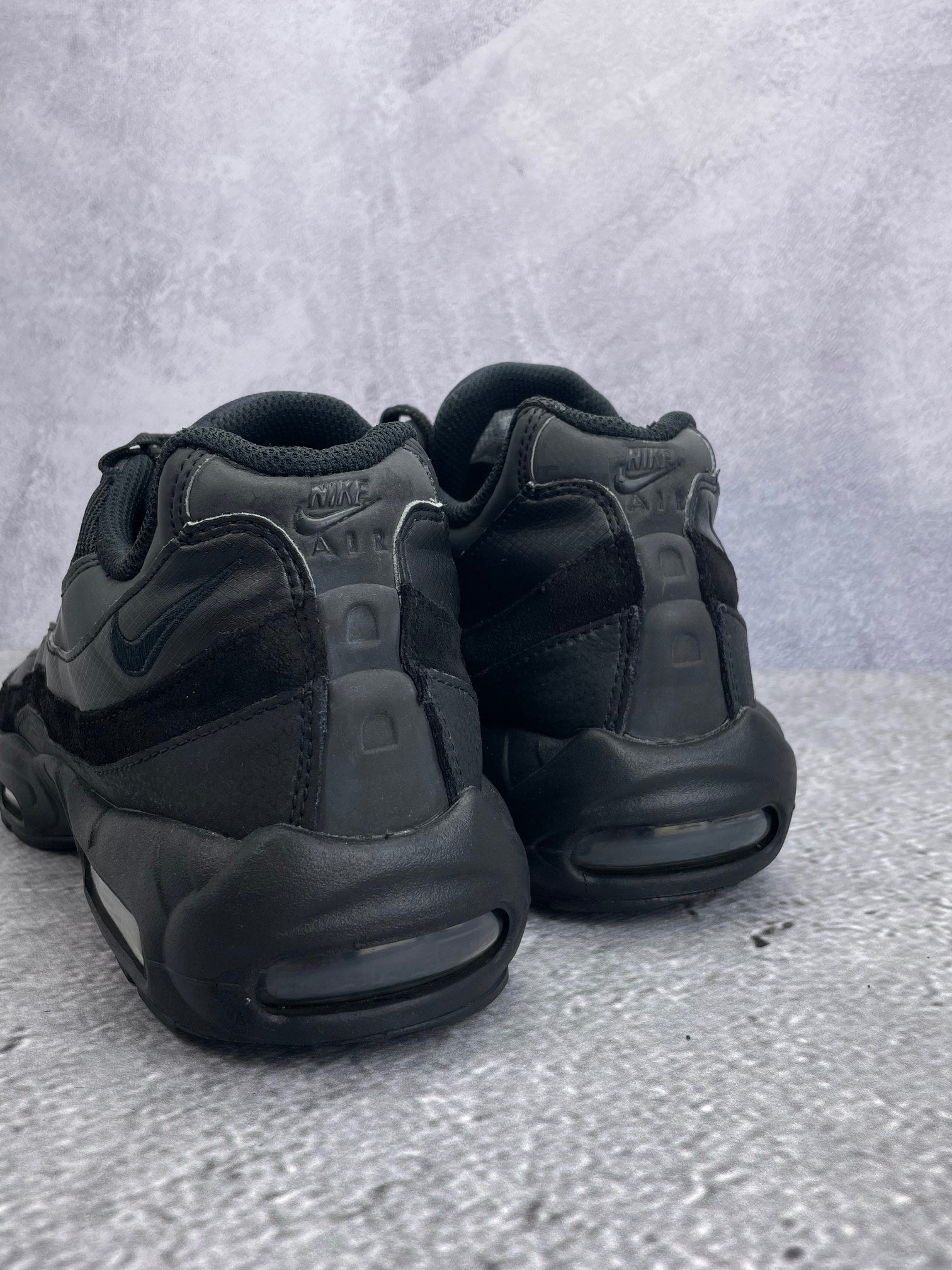 Nike Air Max 95 Essential Triple Black — buty sportowe męskie w bardzo dobrym stanie rozmiar 46, widok z tyłu