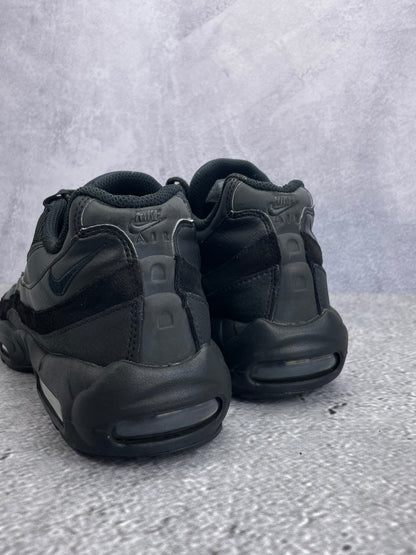 Nike Air Max 95 Essential Triple Black — buty sportowe męskie w bardzo dobrym stanie rozmiar 46, widok z tyłu
