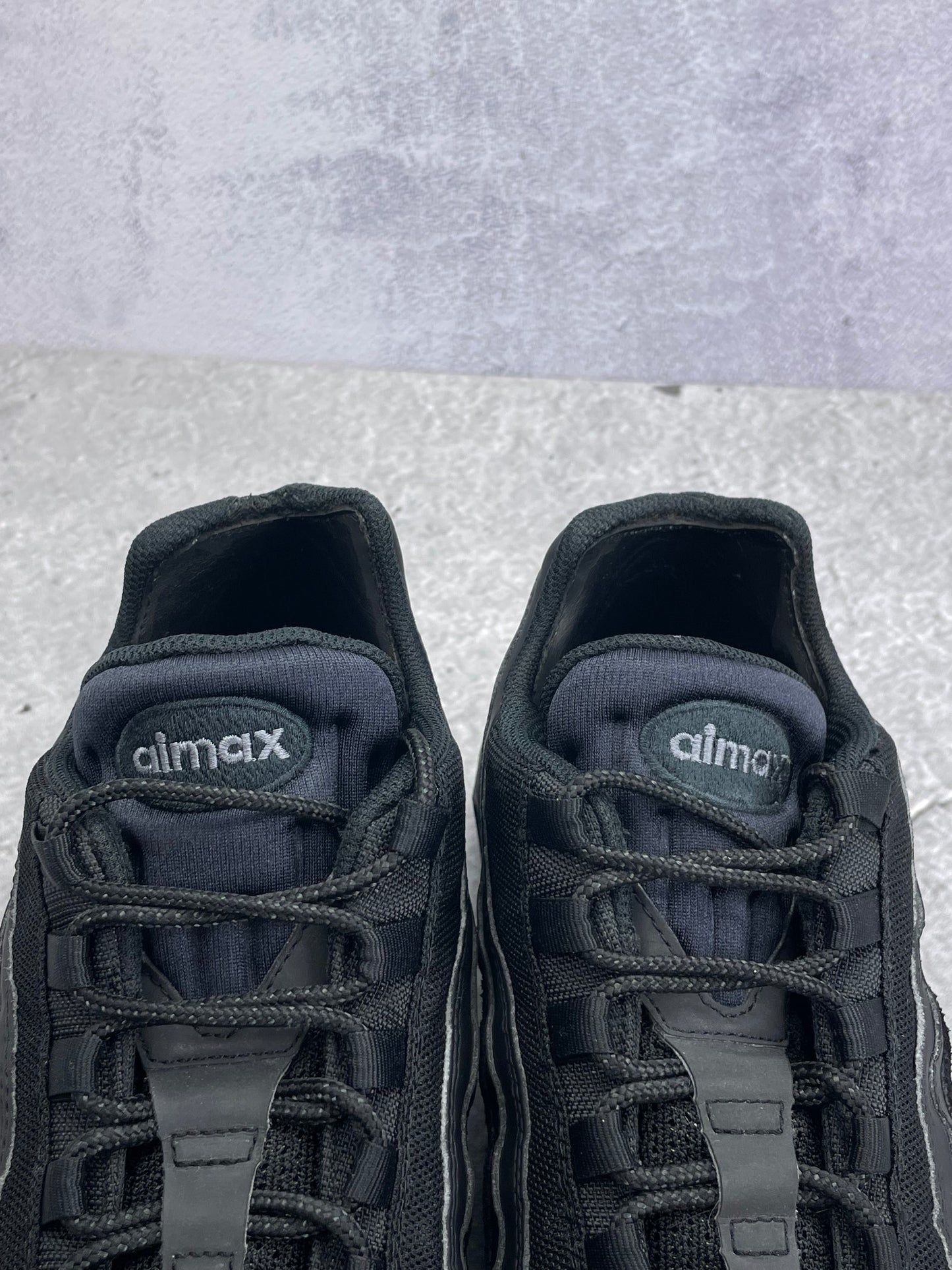Nike Air Max 95 Essential Triple Black — buty sportowe męskie w bardzo dobrym stanie rozmiar 46, zapiętki butów