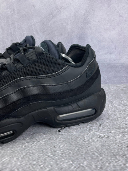 Nike Air Max 95 Essential Triple Black — buty sportowe męskie w bardzo dobrym stanie rozmiar 46, opcjonalne zdjęcie 1
