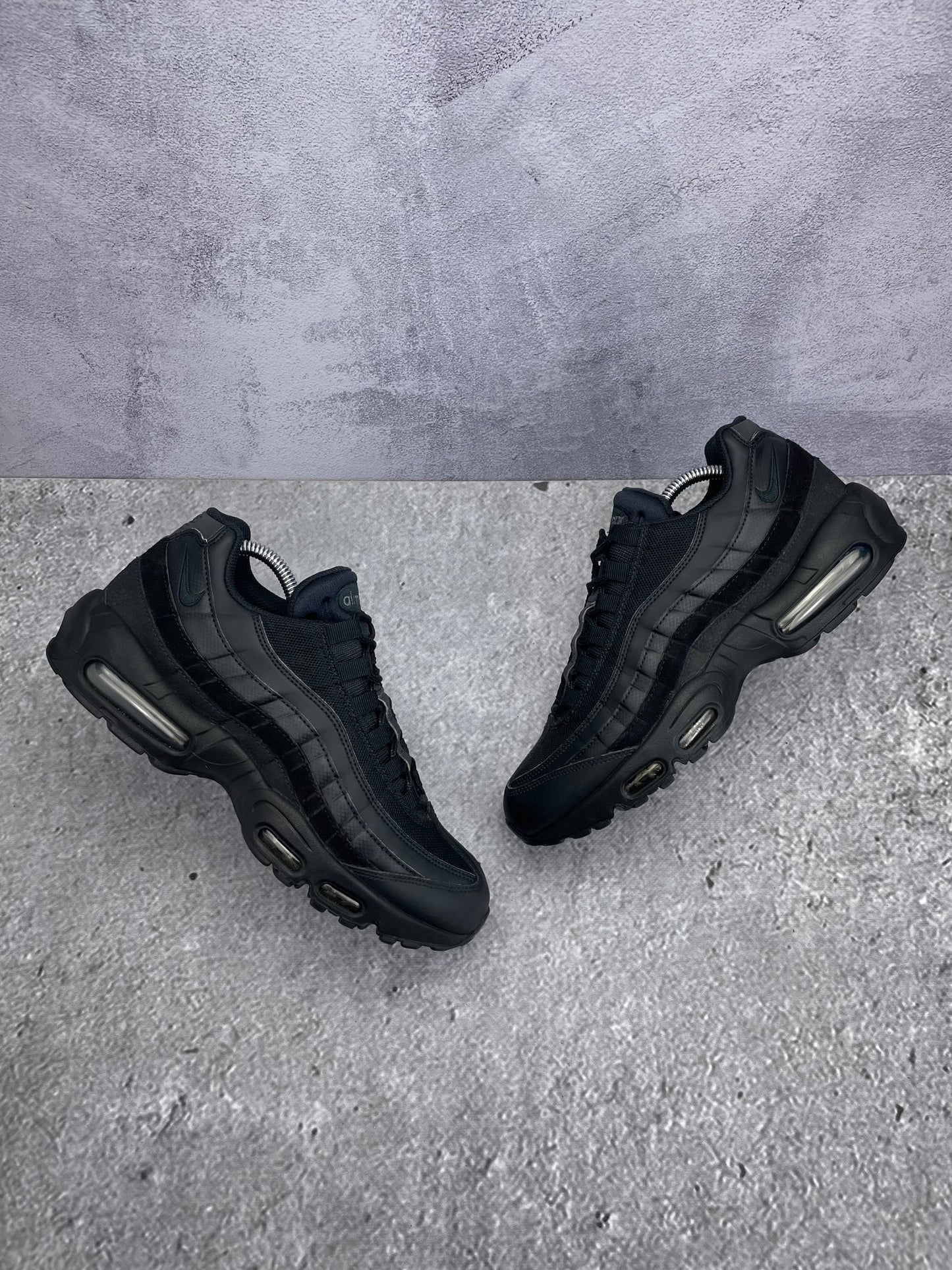 Nike Air Max 95 Essential Triple Black — buty sportowe męskie w bardzo dobrym stanie rozmiar 42.5, widok z góry na zewnętrzną stronę butów