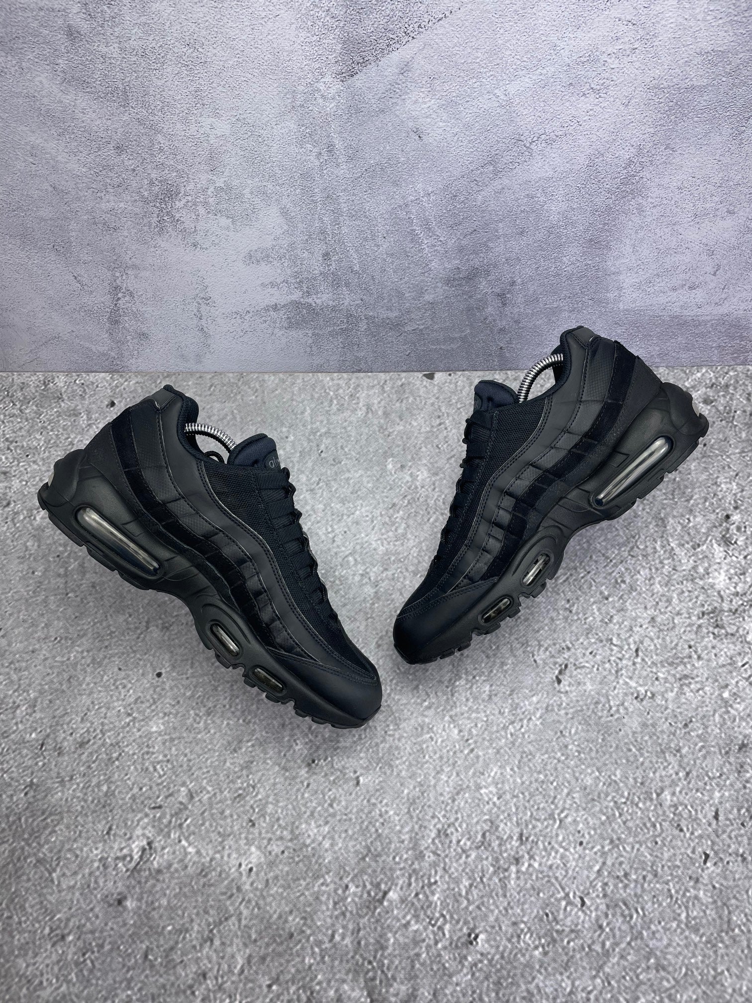 Nike Air Max 95 Essential Triple Black — buty sportowe męskie w bardzo dobrym stanie rozmiar 42.5, zewnętrzny panel prawego buta