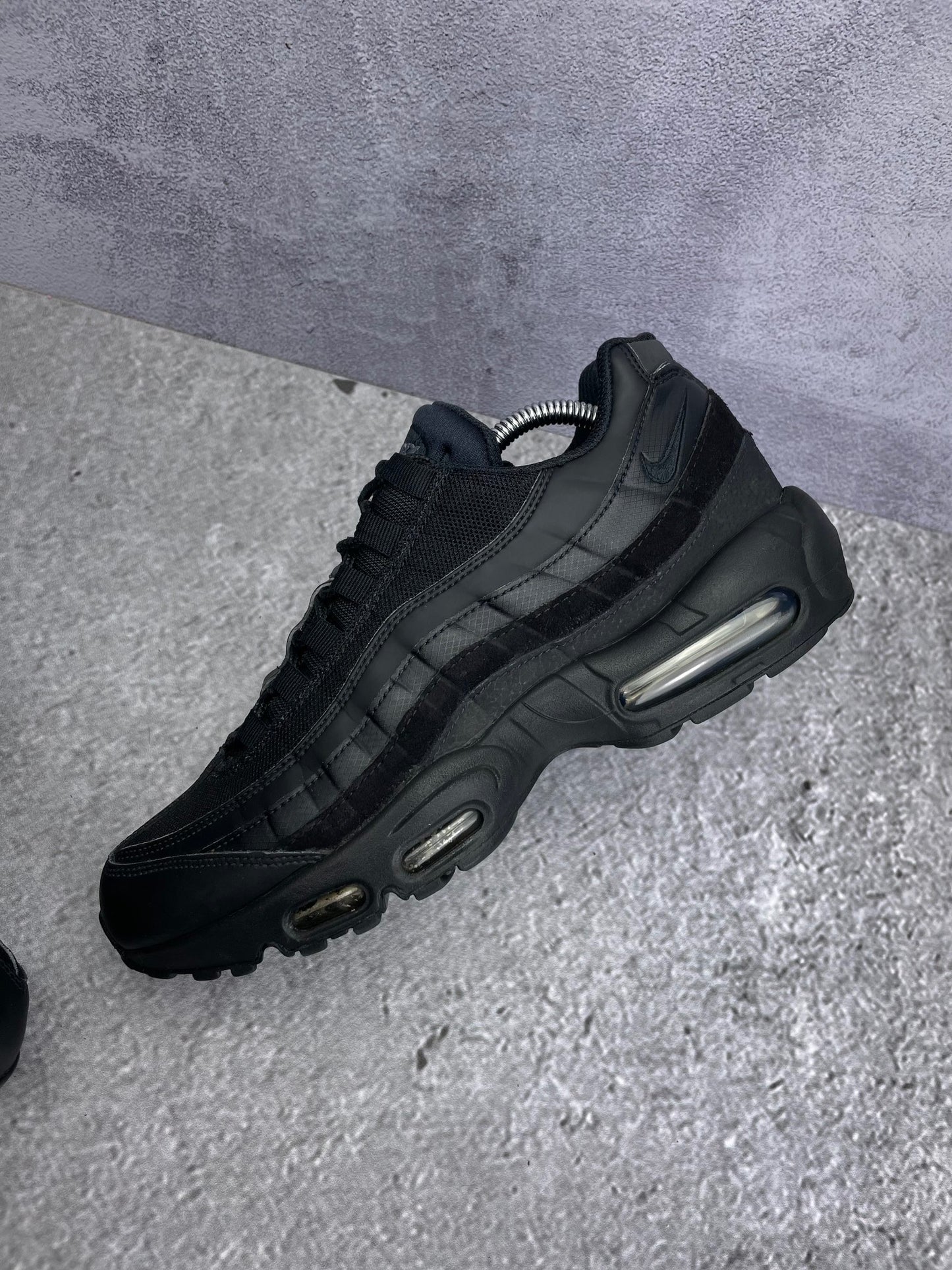 Nike Air Max 95 Essential Triple Black — buty sportowe męskie w bardzo dobrym stanie rozmiar 42.5, widok z góry na wewnętrzną stronę butów