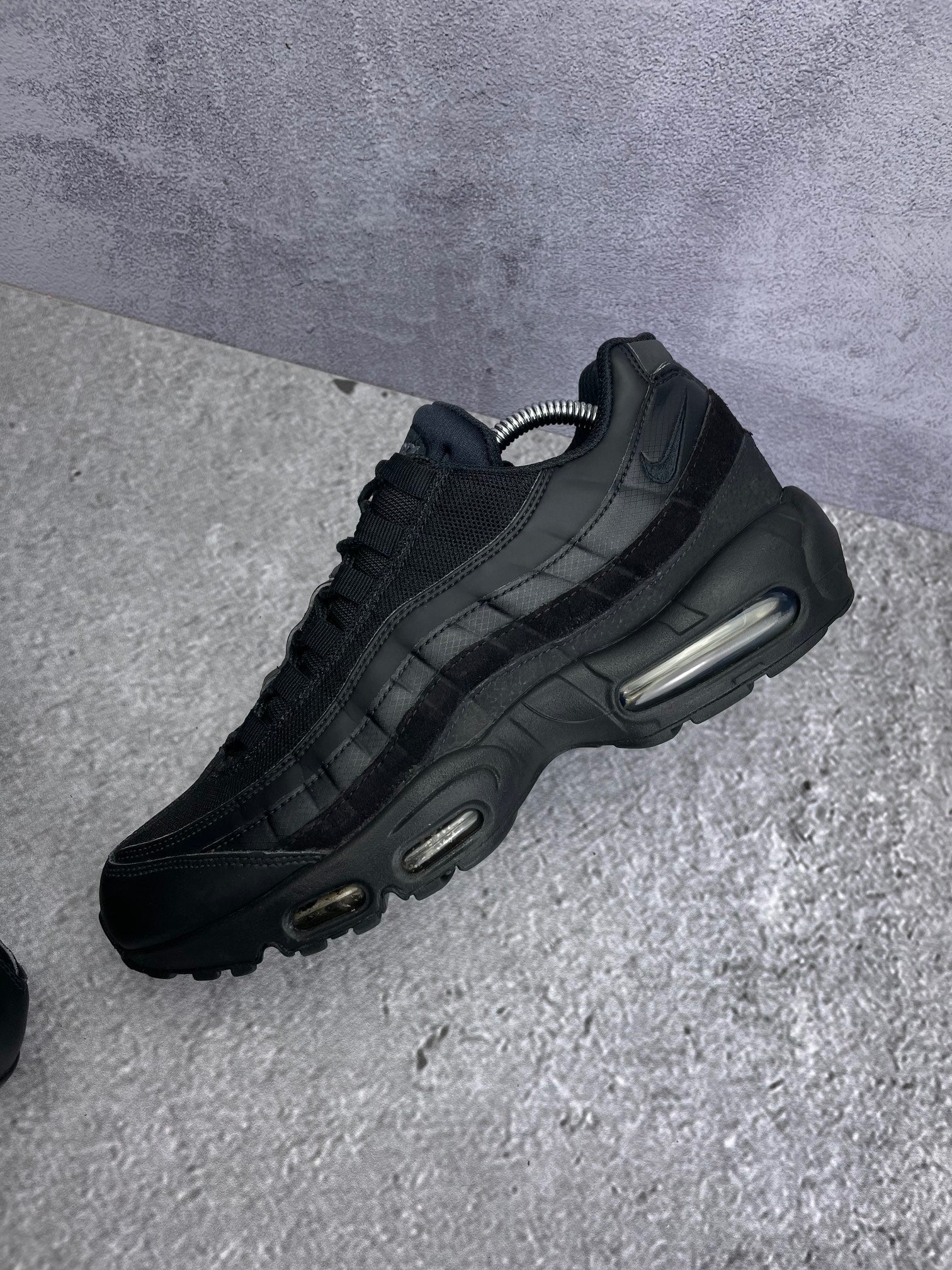 Nike Air Max 95 Essential Triple Black — buty sportowe męskie w bardzo dobrym stanie rozmiar 42.5, widok z góry na wewnętrzną stronę butów