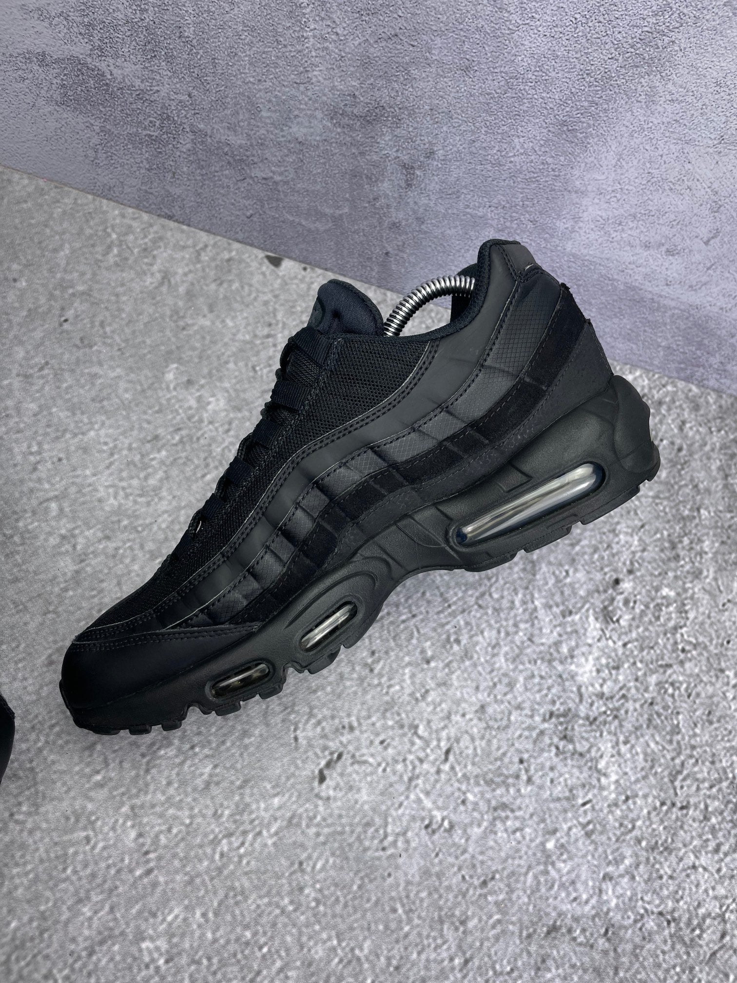 Nike Air Max 95 Essential Triple Black — buty sportowe męskie w bardzo dobrym stanie rozmiar 42.5, wewnętrzny panel prawego buta