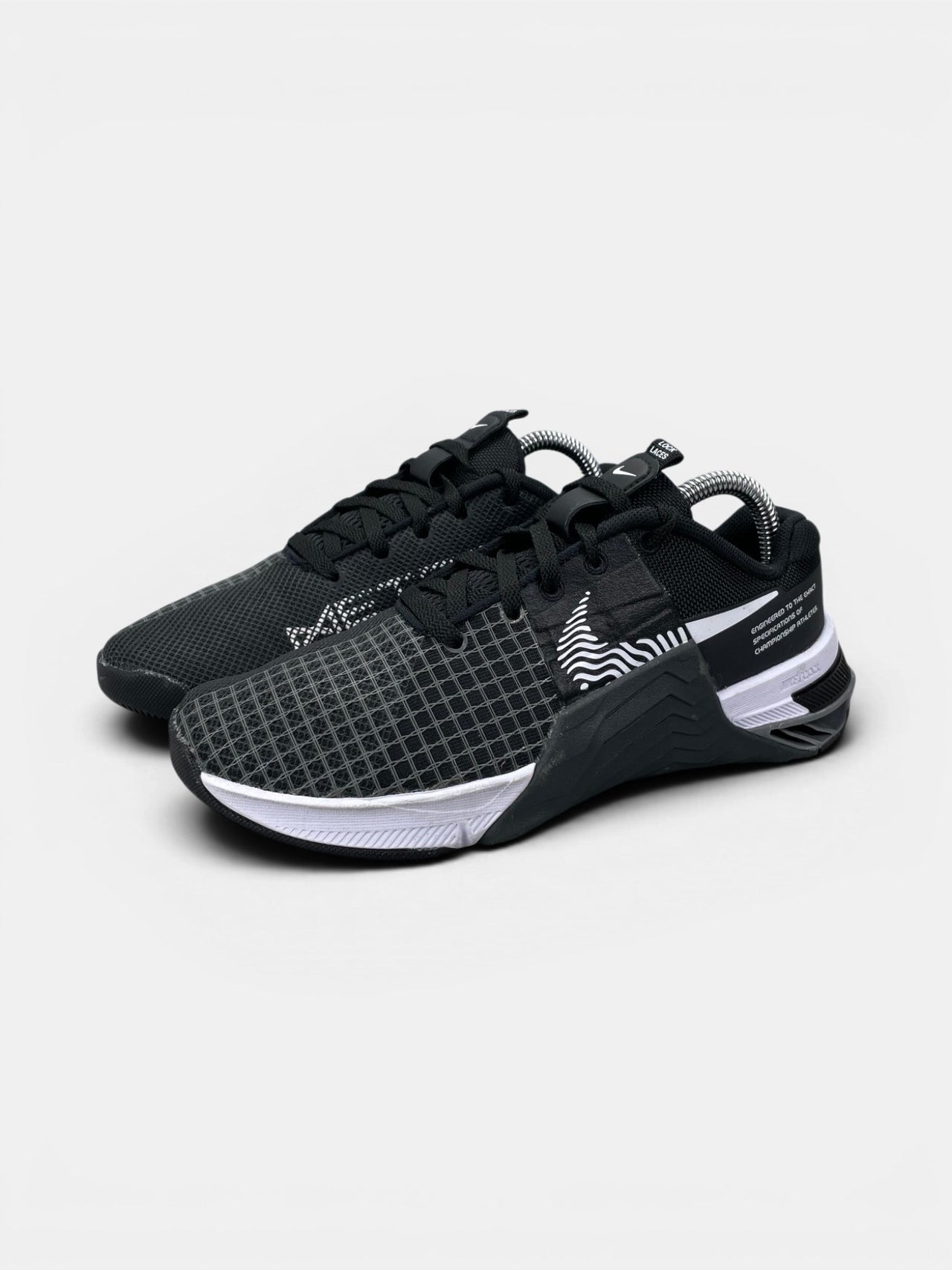 Nike Metcon 8 Black Dark Smoke Grey — buty sportowe damskie w bardzo dobrym stanie rozmiar 36.5, widok z boku