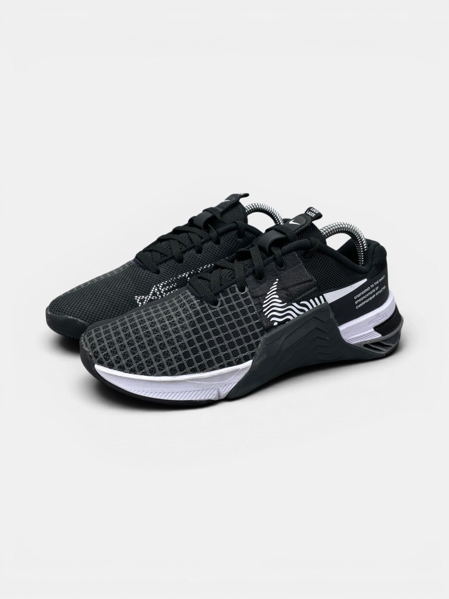 Nike Metcon 8 Black Dark Smoke Grey — buty sportowe damskie w bardzo dobrym stanie rozmiar 36.5, widok z boku