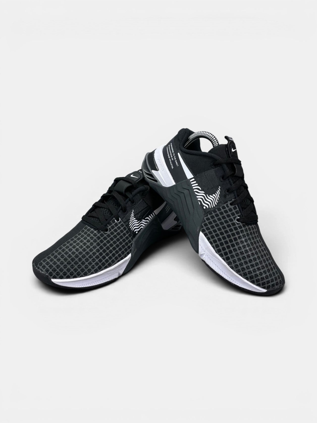 Nike Metcon 8 Black Dark Smoke Grey — buty sportowe damskie w bardzo dobrym stanie rozmiar 36.5, boczny profil